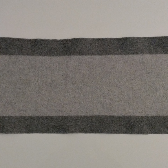 Louis Vuitton Cardiff Scarf - Picture 5 of 7